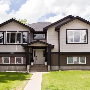 https://chic-modern-home-w-garage-parking-minutes-to-wem-sleeps-8.edmonton-hotels.net